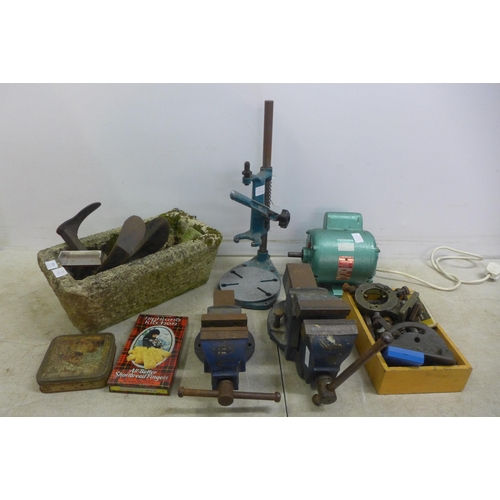 5011 - A quantity of tools and other items including a record No.2 bench vice, a record No.3 bench vice, a ... 