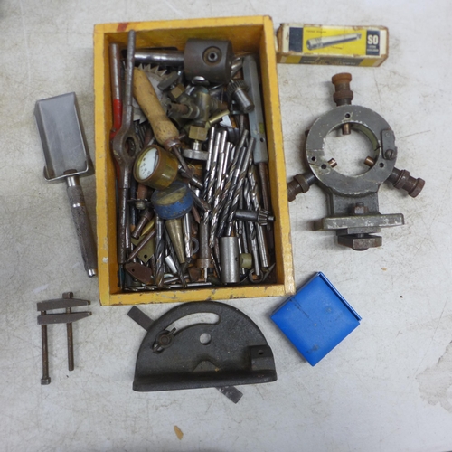 5011 - A quantity of tools and other items including a record No.2 bench vice, a record No.3 bench vice, a ... 