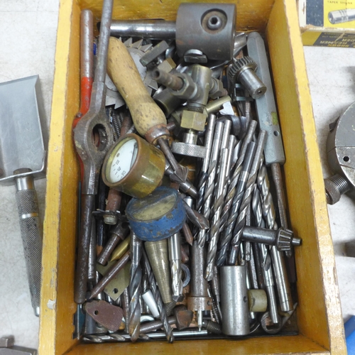 5011 - A quantity of tools and other items including a record No.2 bench vice, a record No.3 bench vice, a ... 