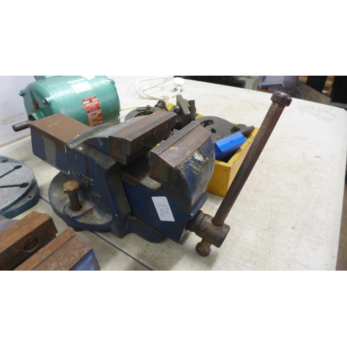 5011 - A quantity of tools and other items including a record No.2 bench vice, a record No.3 bench vice, a ... 