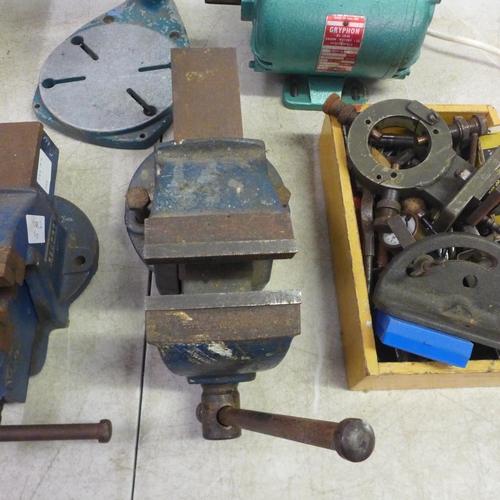 5011 - A quantity of tools and other items including a record No.2 bench vice, a record No.3 bench vice, a ... 