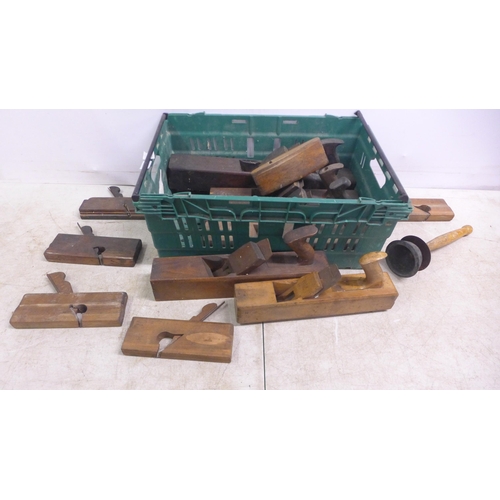 5014 - A box assorted planes including 5 molding planes, 6 block planes and one other