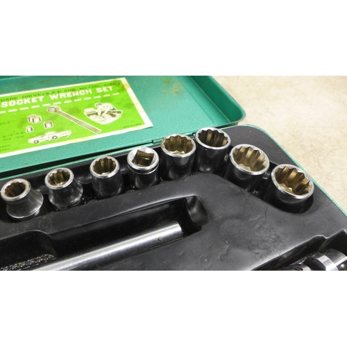 5020 - A 24 piece 1/2 inch socket set with two trays of wood working tools including, a vice, planes, sharp... 