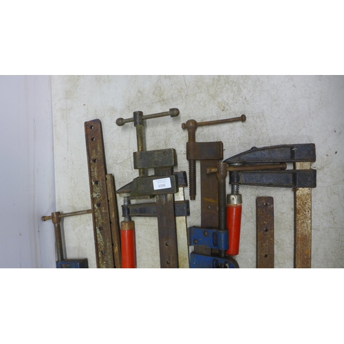 5023 - A quantity of assorted sash and quick clamps