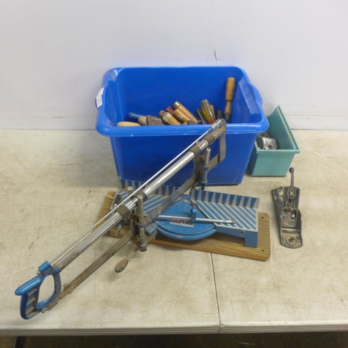 5040 - A box of assorted wood working tools including plane parts, chisels including Marples set square and... 