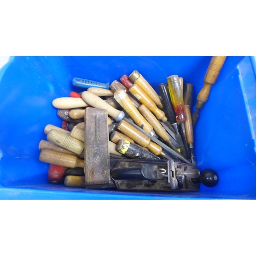 5040 - A box of assorted wood working tools including plane parts, chisels including Marples set square and... 