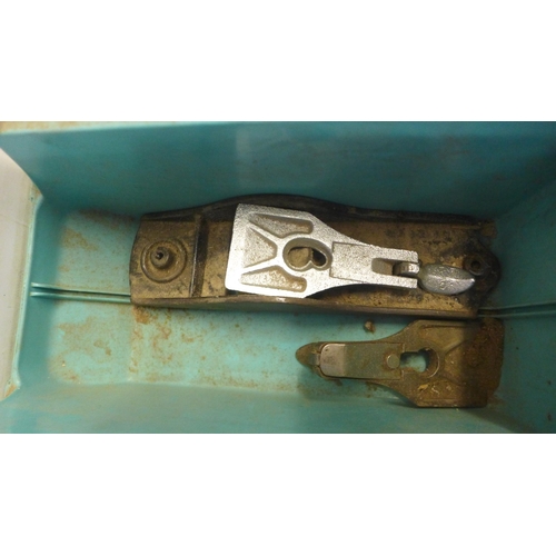 5040 - A box of assorted wood working tools including plane parts, chisels including Marples set square and... 