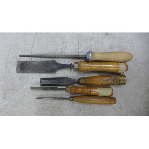 5040 - A box of assorted wood working tools including plane parts, chisels including Marples set square and... 