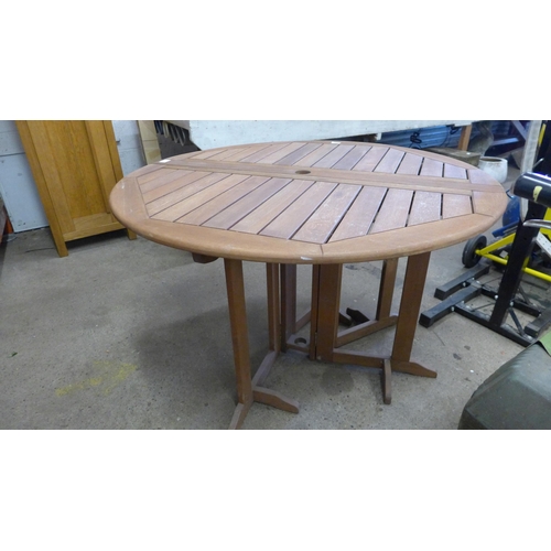 5178 - A 1.2m diameter round solid hardwood gateleg garden/patio table