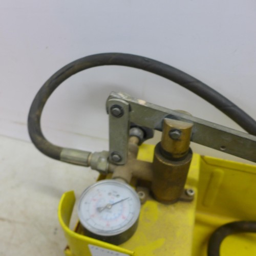 5026 - A REMS Push pressure testing pump