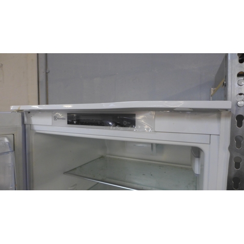 4009 - Electrolux 60/40 Fridge Freezer (Used) ENN2853COV (458-213) *This lot is subject to Vat