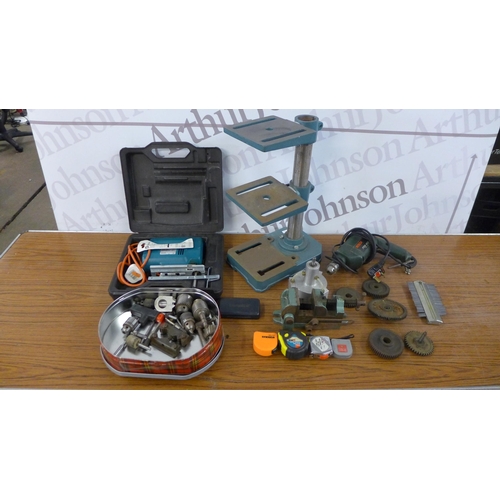 5246 - A quantity of tools and other items including drill chucks, a Black & Decker S4A26 240V 55mm jigsaw ... 