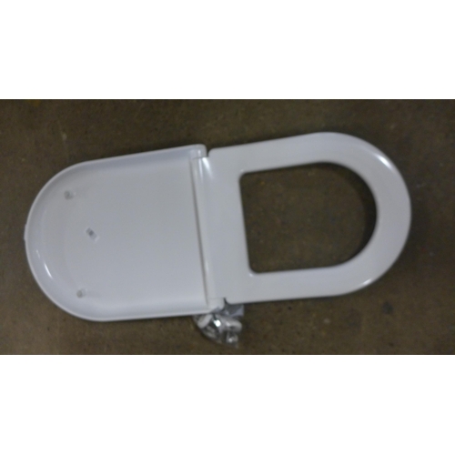 5275 - A ceramic toilet cistern and seat, no base