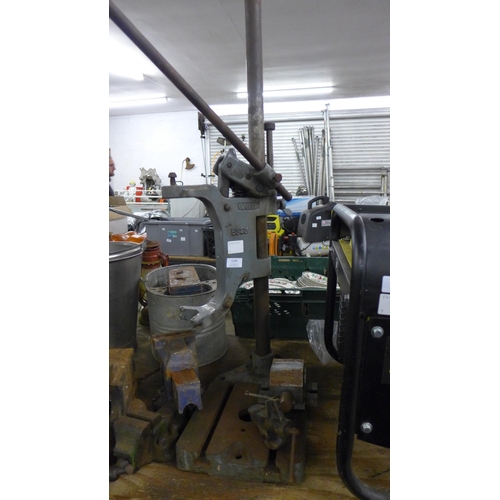 5285 - A quantity of vices including a woden E/5 bench vice, a Record 1 ton bench vice, a machine vice and ... 