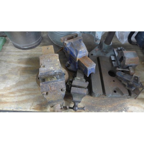 5285 - A quantity of vices including a woden E/5 bench vice, a Record 1 ton bench vice, a machine vice and ... 