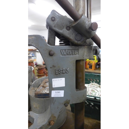 5285 - A quantity of vices including a woden E/5 bench vice, a Record 1 ton bench vice, a machine vice and ... 