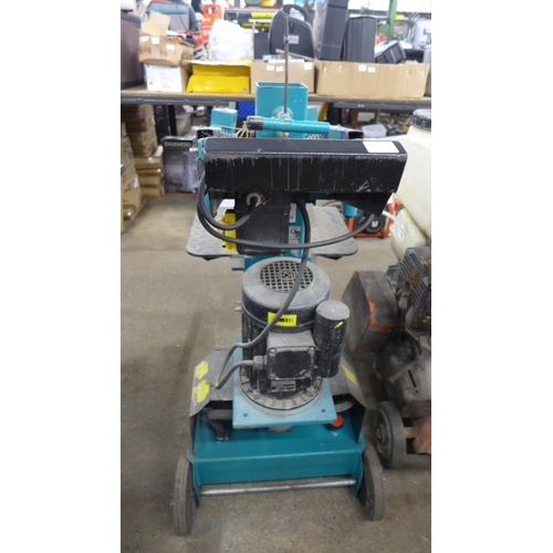 5195 - A Makita MLS6000 hydraulic log splitter with a 6 tonne force capacity