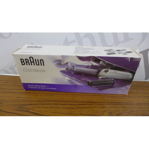 5209 - A quantity of hair and beauty electronics including a Boots total nailcare kit, a Braum cordless moi... 