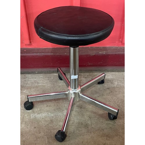 35 - A chrome and black vinyl rise and fall stool