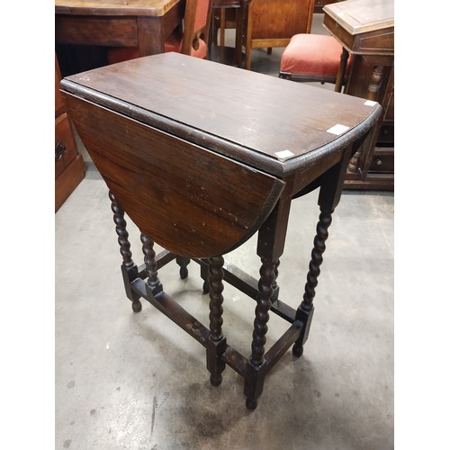 142 - An early 20th Century oak barleytwist gateleg table