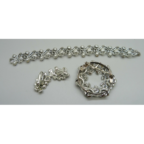 1004 - A Jewelcraft bracelet, together with a pair of similar clip on earrings and a brooch