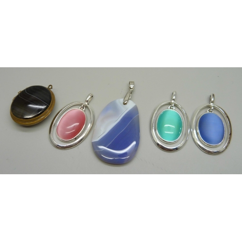 1005 - Four silver plated pendants and a brass locket pendant set with agate (hinge a/f)