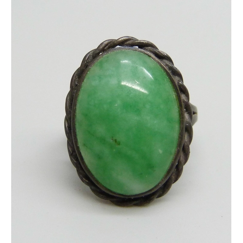 1010 - A silver ring set with jade, J