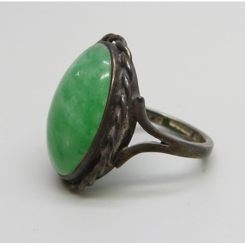 1010 - A silver ring set with jade, J