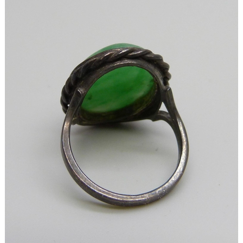 1010 - A silver ring set with jade, J