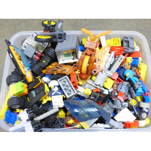 1025 - A bag of assorted Lego **PLEASE NOTE THIS LOT IS NOT ELIGIBLE FOR IN-HOUSE POSTING AND PACKING**