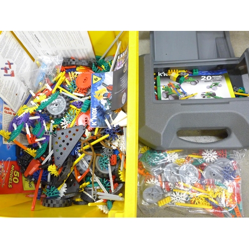 1029 - A box of assorted K'nex **PLEASE NOTE THIS LOT IS NOT ELIGIBLE FOR IN-HOUSE POSTING AND PACKING**