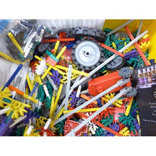 1029 - A box of assorted K'nex **PLEASE NOTE THIS LOT IS NOT ELIGIBLE FOR IN-HOUSE POSTING AND PACKING**