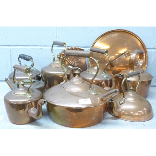 1037 - A collection of eight copper kettles, pan lid and crumb scoop **PLEASE NOTE THIS LOT IS NOT ELIGIBLE... 