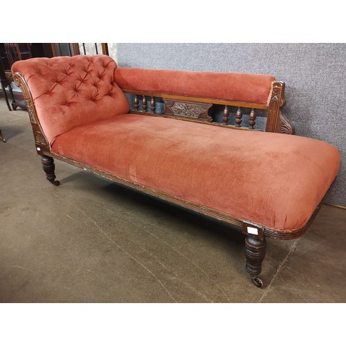 100 - A Victorian mahogany and fabric upholstered chaise longue