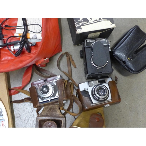 1056 - Three cameras including Agfa and Lubitel Lomo 166B (boxed and with case), together with a Sunpak aut... 