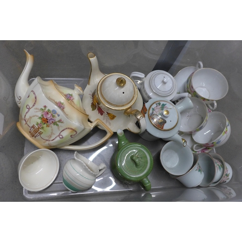 1059 - Teapots and other mixed tea wares **PLEASE NOTE THIS LOT IS NOT ELIGIBLE FOR POSTING AND PACKING**