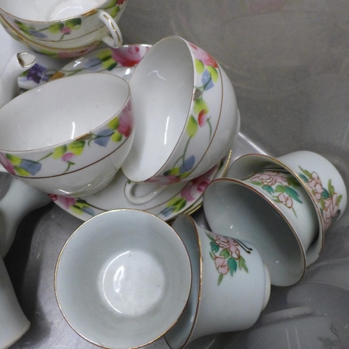 1059 - Teapots and other mixed tea wares **PLEASE NOTE THIS LOT IS NOT ELIGIBLE FOR POSTING AND PACKING**