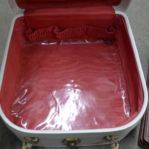 1061 - An Antler vanity case and a leather briefcase **PLEASE NOTE THIS LOT IS NOT ELIGIBLE FOR IN-HOUSE PO... 