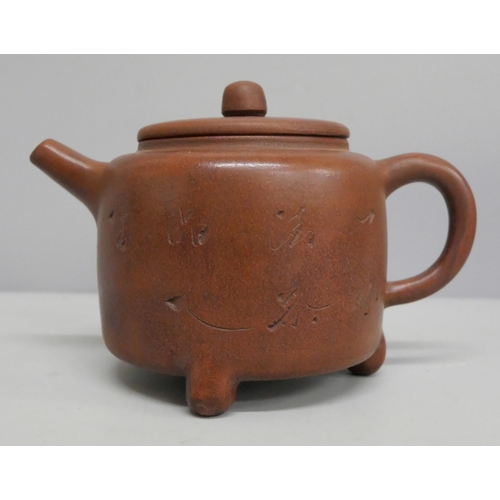 626 - A Chinese Yixing terracotta tea pot