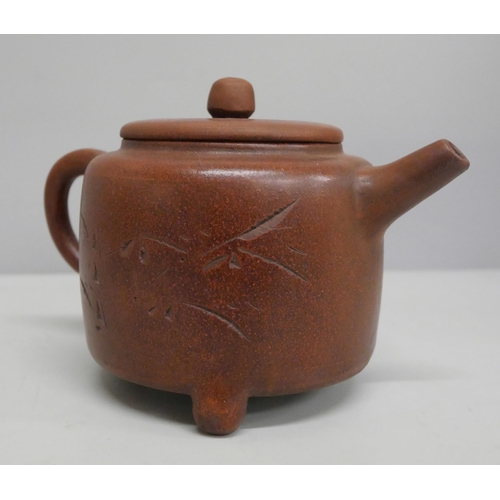 626 - A Chinese Yixing terracotta tea pot