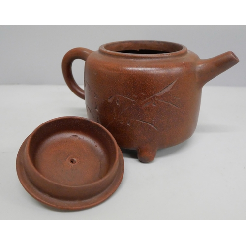 626 - A Chinese Yixing terracotta tea pot