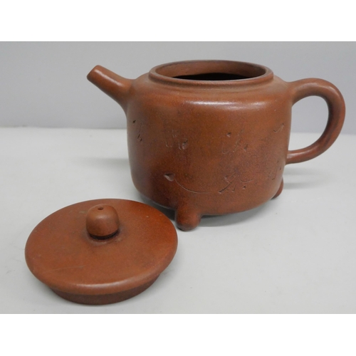 626 - A Chinese Yixing terracotta tea pot