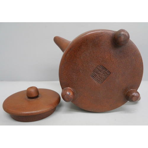 626 - A Chinese Yixing terracotta tea pot