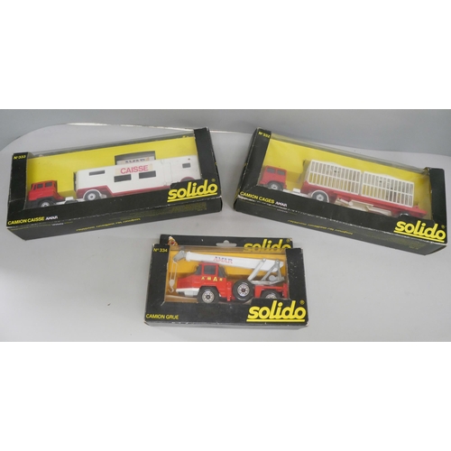 641 - Three boxed Solido model vehicles, all Circus, No 332, 333 and 334; Camion cages, caisse and grue