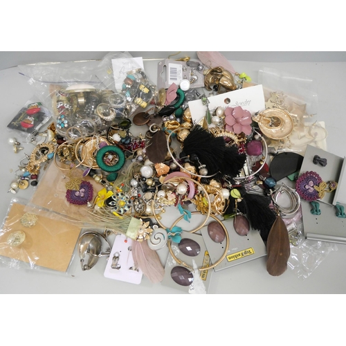 642 - A collection of costume rings and 120+ pairs of earrings