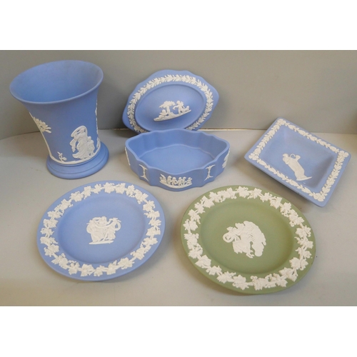 674 - Assorted items; Halycon Days enamel pots, Swarovski crystal animals, Wedgwood Jasperware, etc.