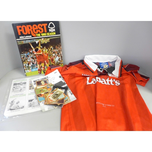 752 - A collection of football related items (mainly Nottingham Forest) including collectors cards, progra... 