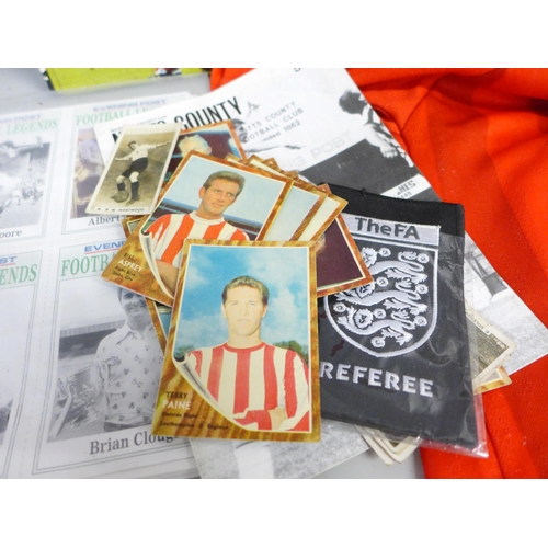 752 - A collection of football related items (mainly Nottingham Forest) including collectors cards, progra... 