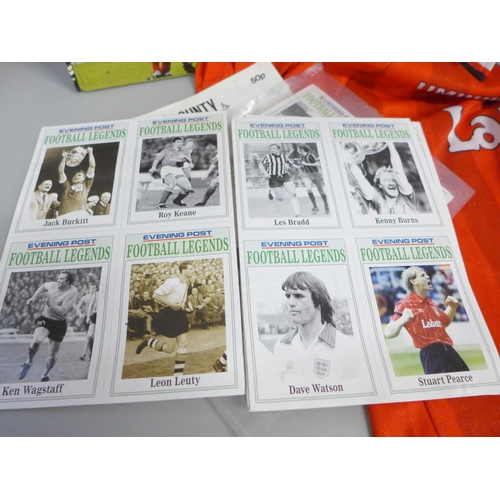 752 - A collection of football related items (mainly Nottingham Forest) including collectors cards, progra... 