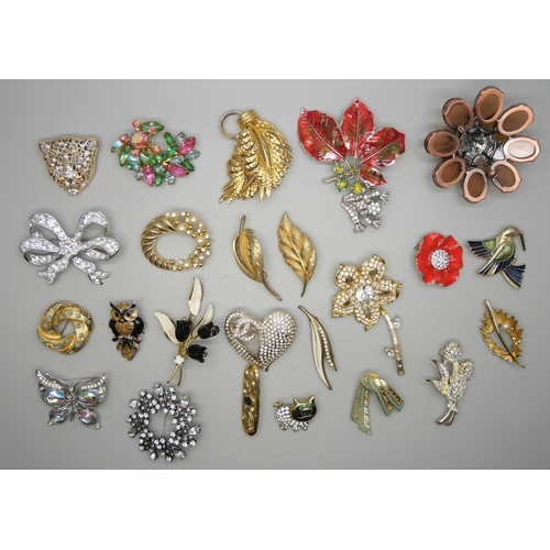 808 - 25 costume brooches